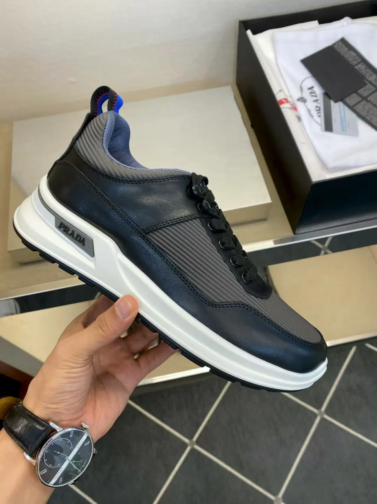 P440 38-45 Prada's new men's genuine leather sneakers, the highest version on the market, any comparison is welcome🆚! The original leather has excellent texture and is super high-end! Fetal sheep net lining imported from Italy, removable pad! Luxurious materials and fine workmanship, highly recommended!